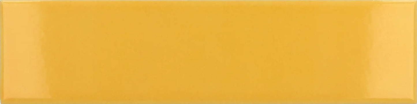Opsat Yellow Gloss flise i køkken – elegant gul keramisk flise med reflekterende finish.
